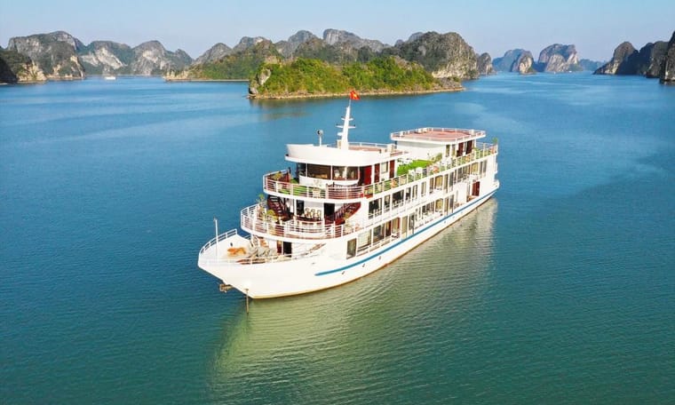 Ha Long Bay overnight boat, accommodation on Asia Experience, 27 Days Thailand & Vietnam